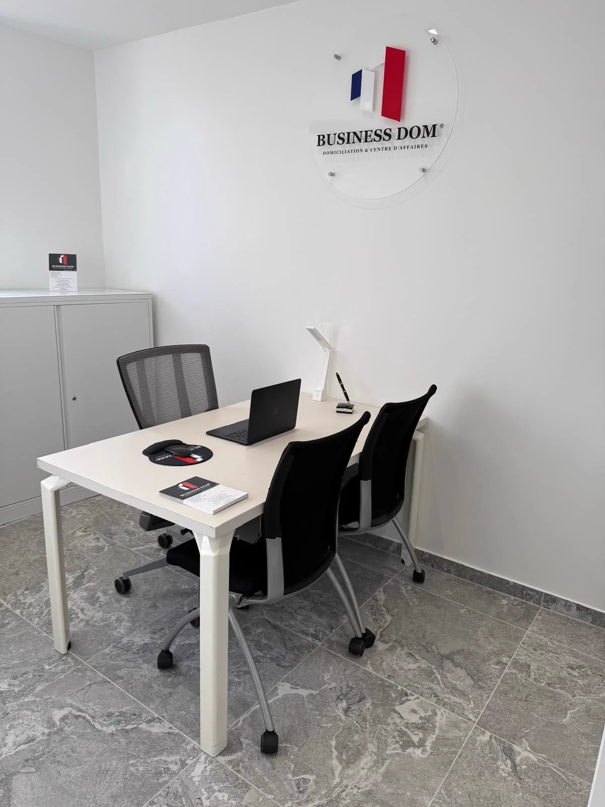 Bureau privé Business Dom — logo officiel et plaque domiciliation